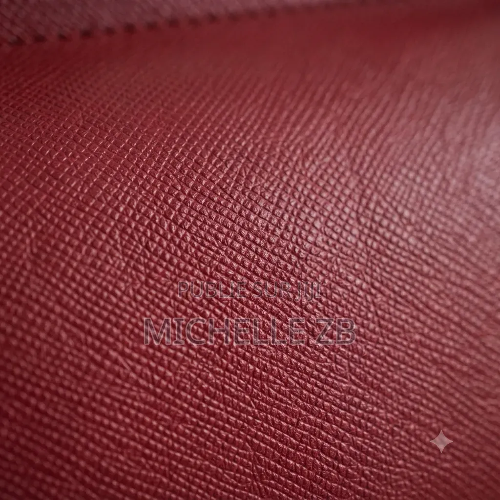 Sac À Main Chic Et Structuré – Rouge Profond – Style Élégant