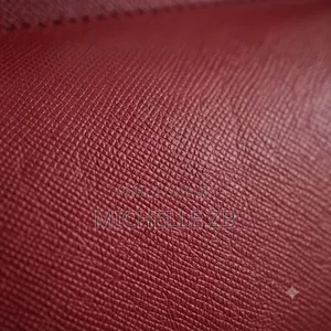 Sac À Main Chic Et Structuré – Rouge Profond – Style Élégant
