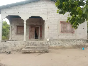 5chbre Maison dans 5 Rue Marcel, Mfilou-Ngamaba à Vendre