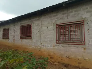 5chbre Maison dans 5 Rue Marcel, Mfilou-Ngamaba à Vendre