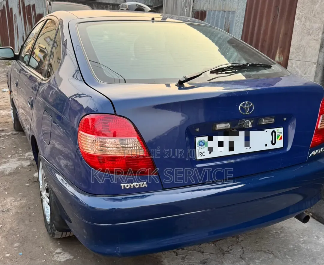 Toyota Avensis 2017 Bleu