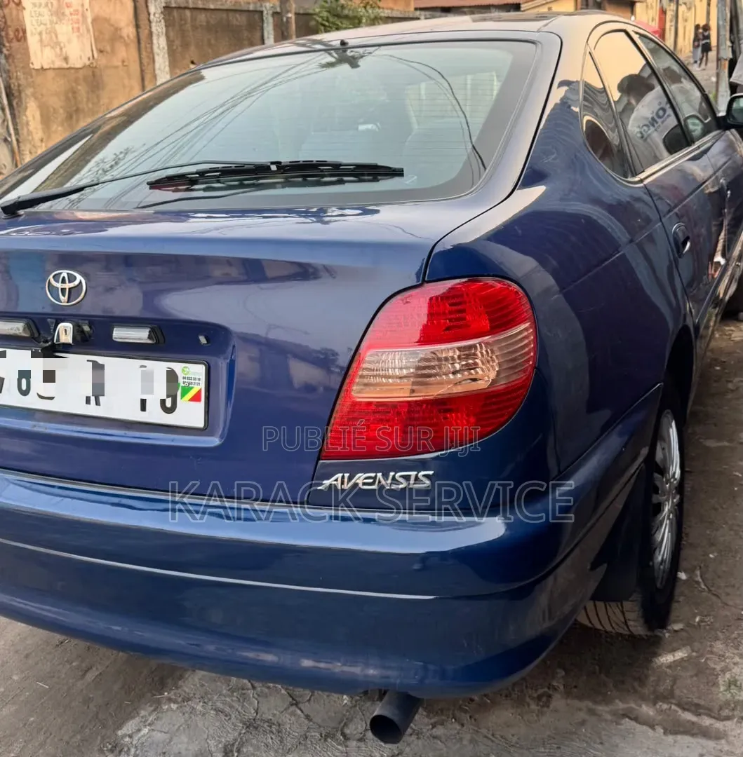 Toyota Avensis 2017 Bleu
