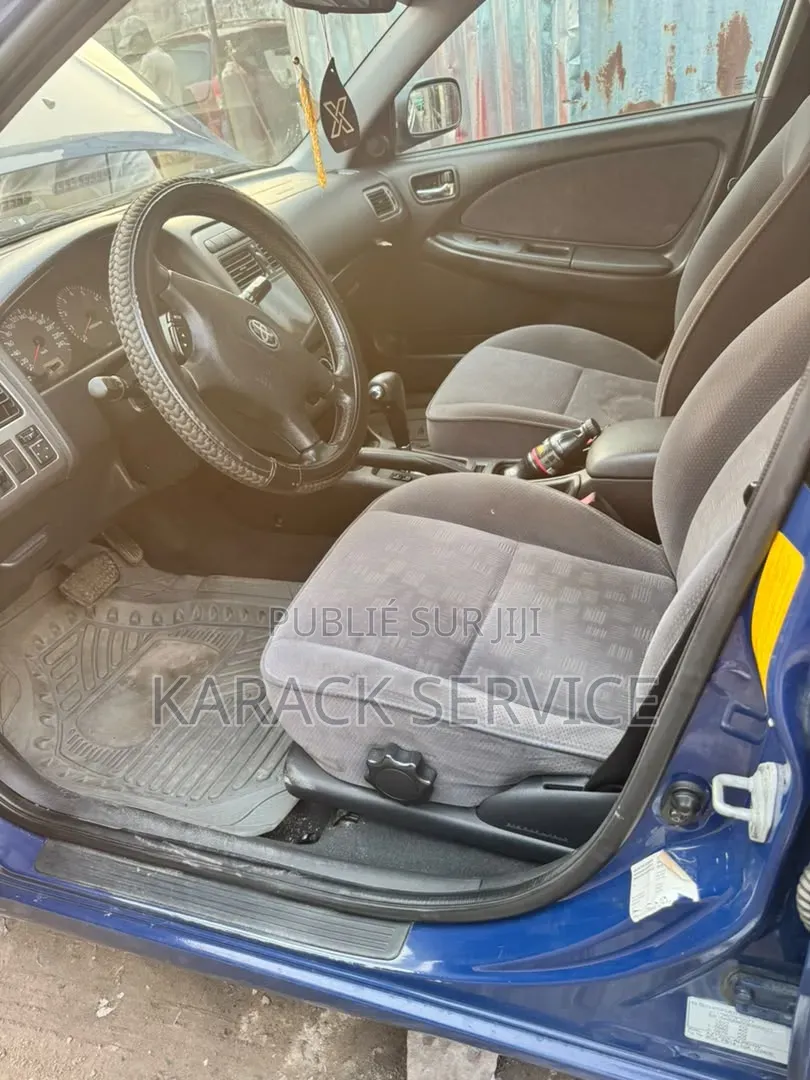 Toyota Avensis 2017 Bleu