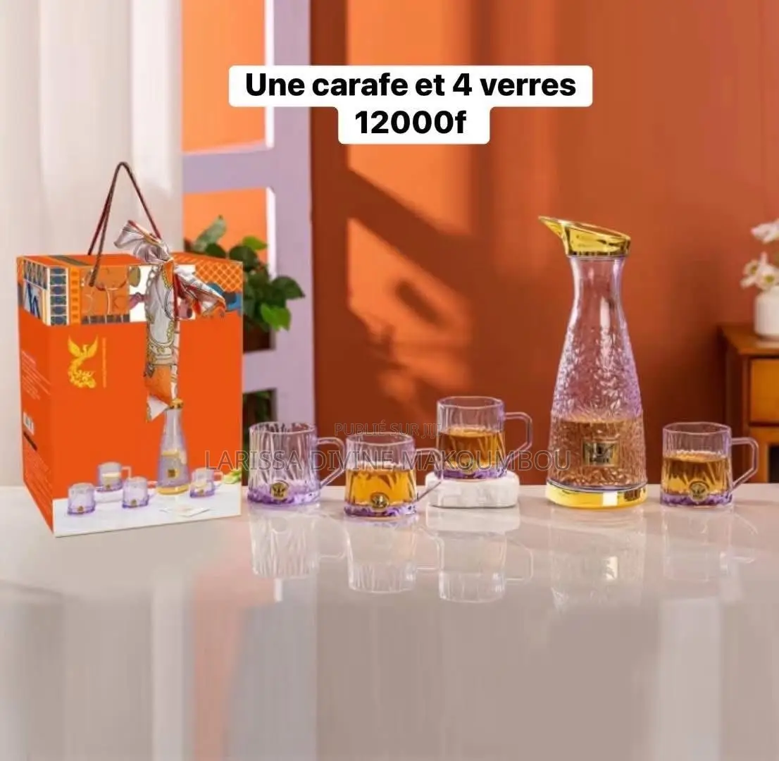 Ensemble De Verre Et Carafe