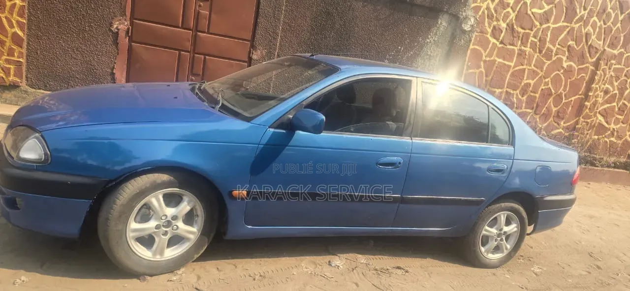 Toyota Avensis 2019 Bleu