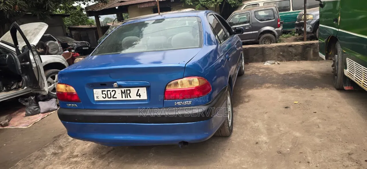 Toyota Avensis 2019 Bleu