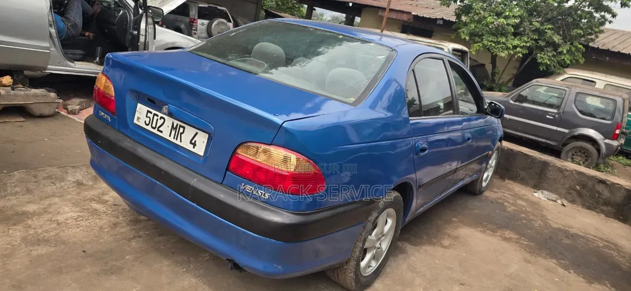 Toyota Avensis 2019 Bleu