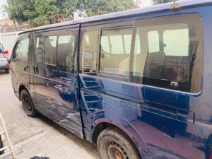 Toyota HiAce 2023 Bleu