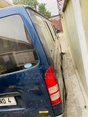 Toyota HiAce 2023 Bleu