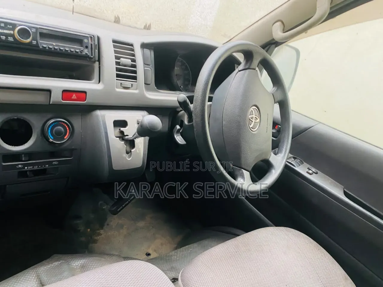 Toyota HiAce 2023 Bleu