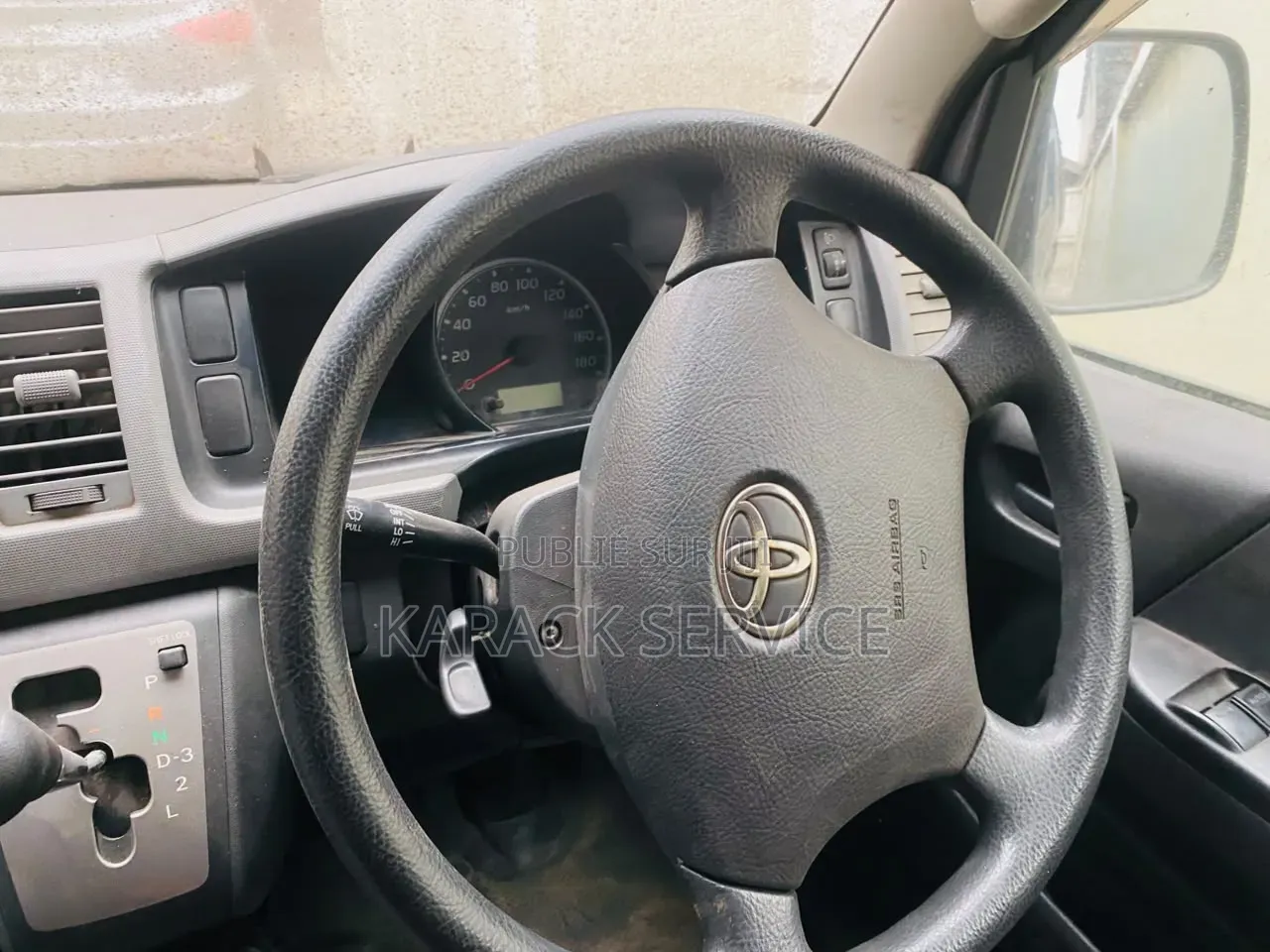 Toyota HiAce 2023 Bleu