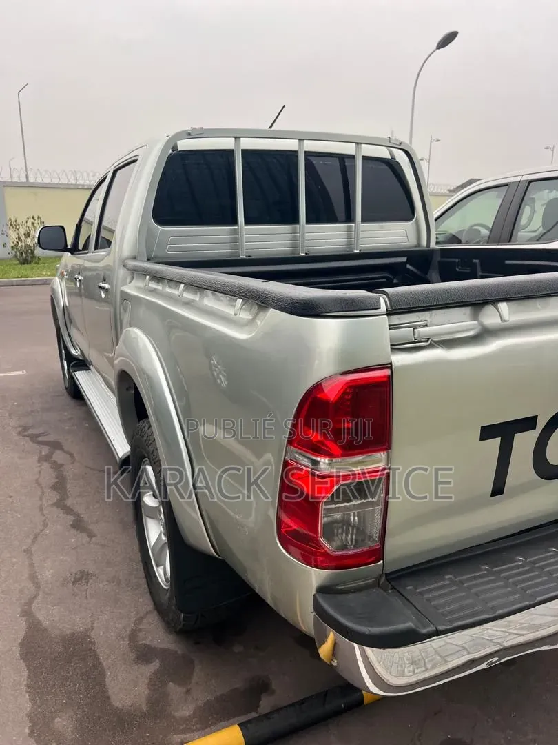 Toyota Hilux 2014 Gris