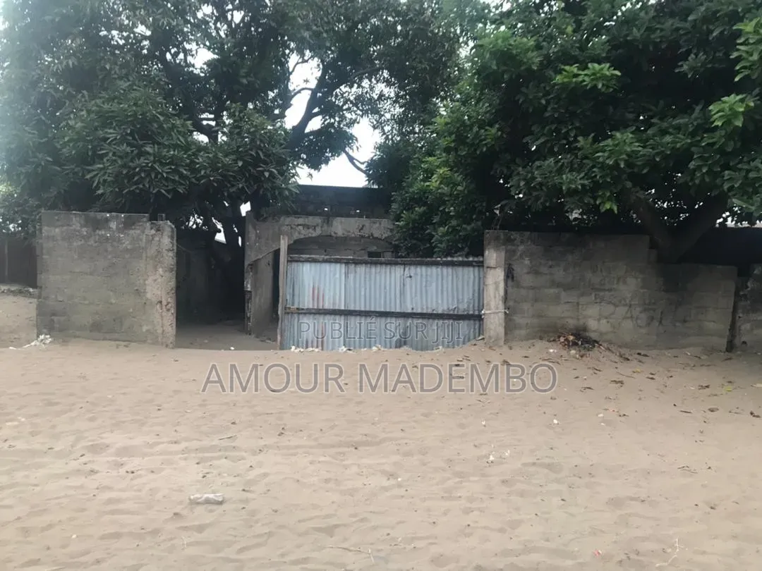 Parcelle a Vendre 400m2, Quatier Cité Des 17 / Moukondo