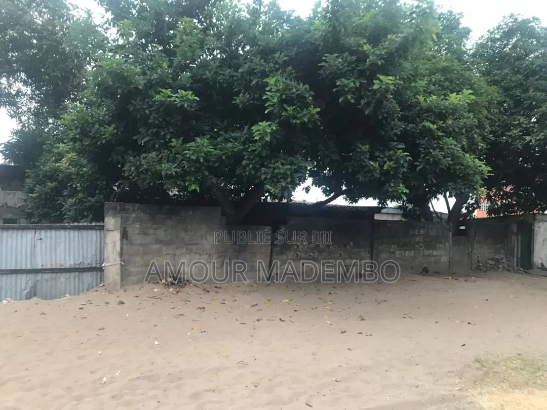 Parcelle a Vendre 400m2, Quatier Cité Des 17 / Moukondo