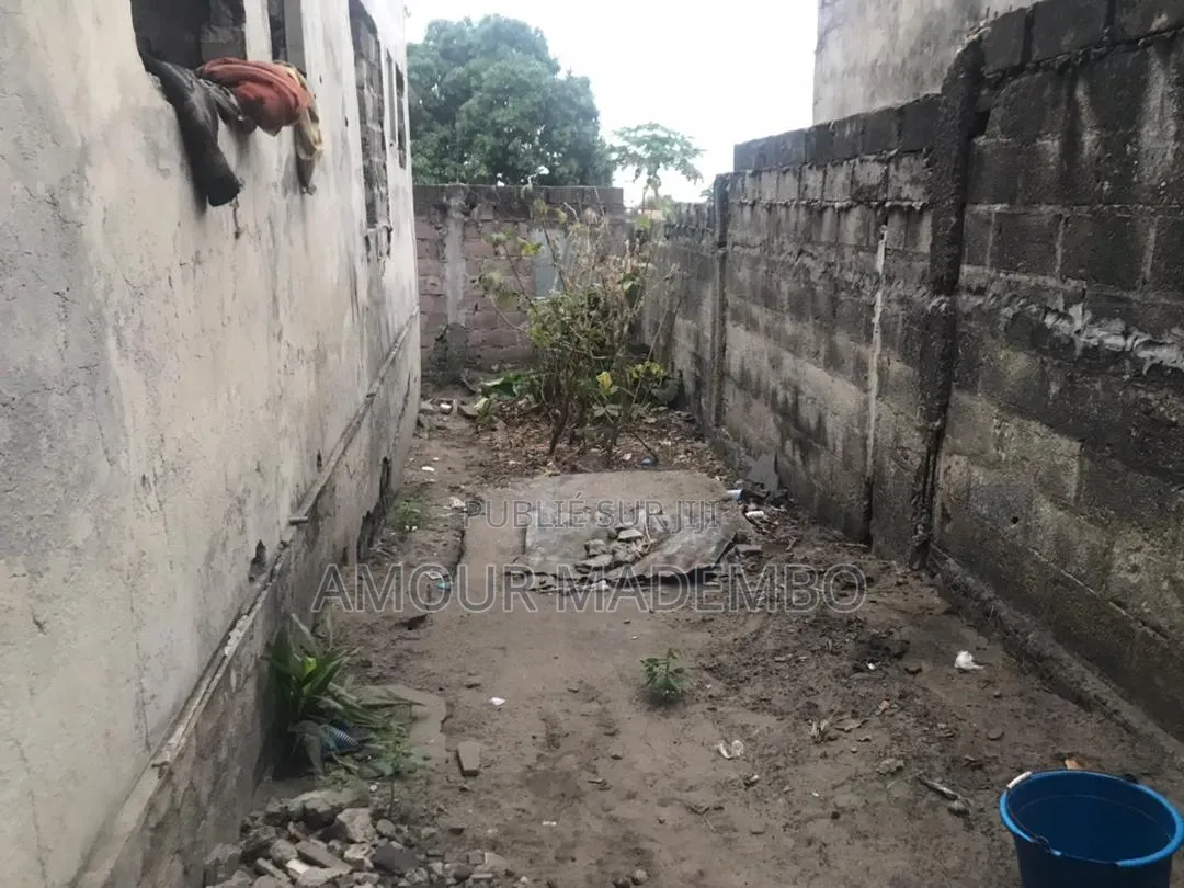 Parcelle a Vendre 400m2, Quatier Cité Des 17 / Moukondo