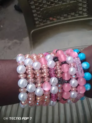La Vente Des Bracelets Et Boucles d'Oreilles