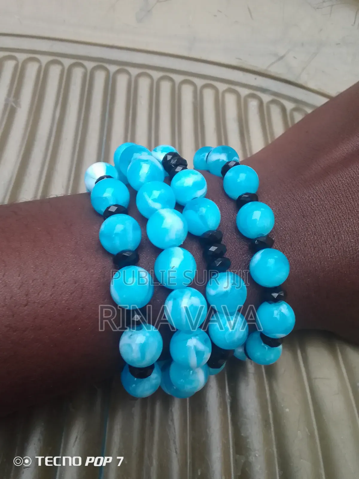 La Vente Des Bracelets Et Boucles d'Oreilles