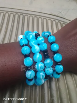 La Vente Des Bracelets Et Boucles d'Oreilles