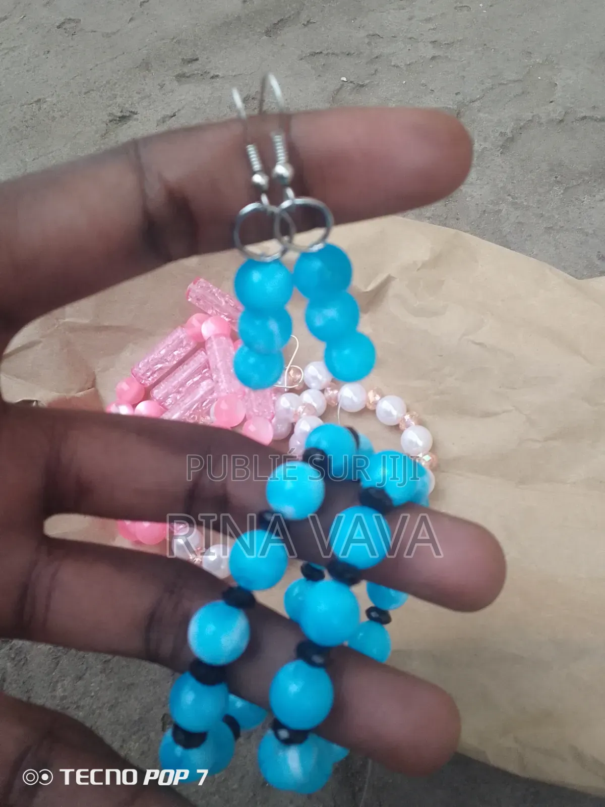La Vente Des Bracelets Et Boucles d'Oreilles