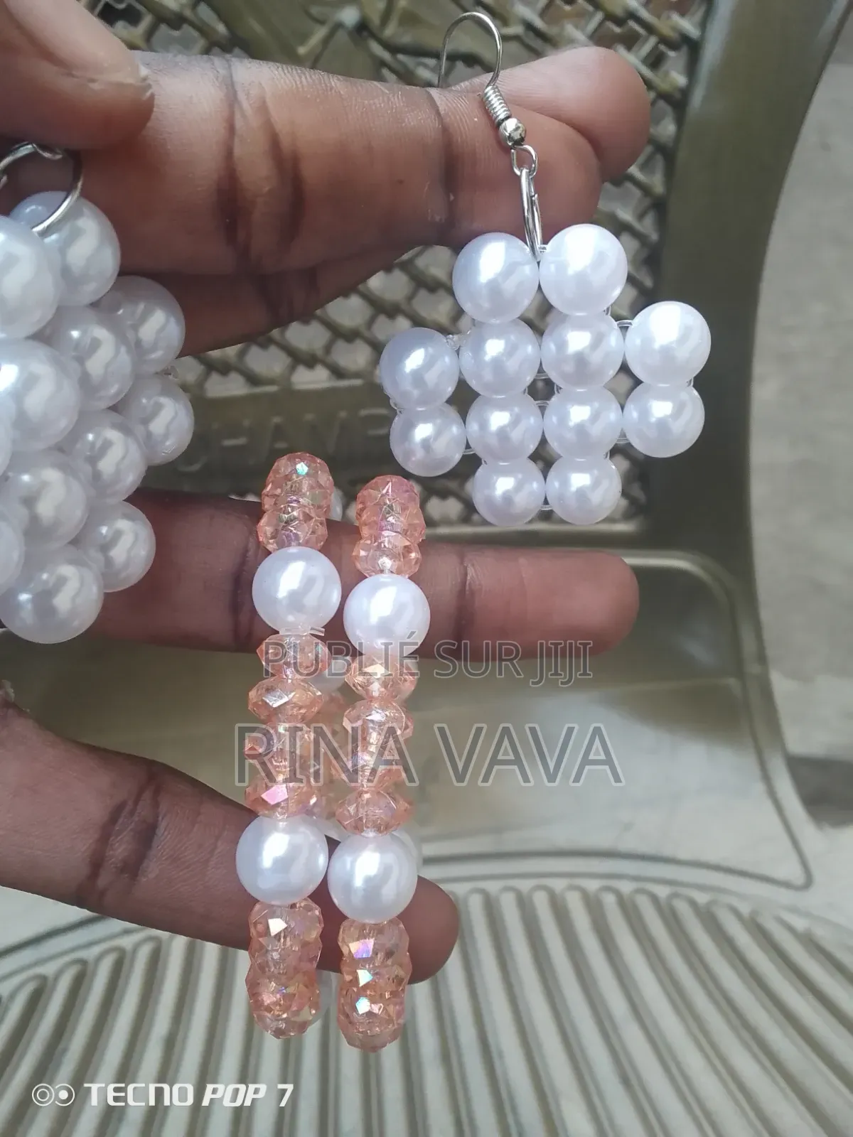 La Vente Des Bracelets Et Boucles d'Oreilles