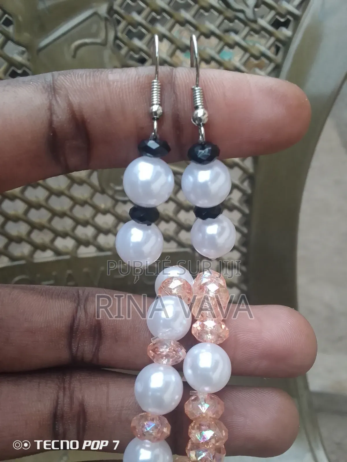 La Vente Des Bracelets Et Boucles d'Oreilles