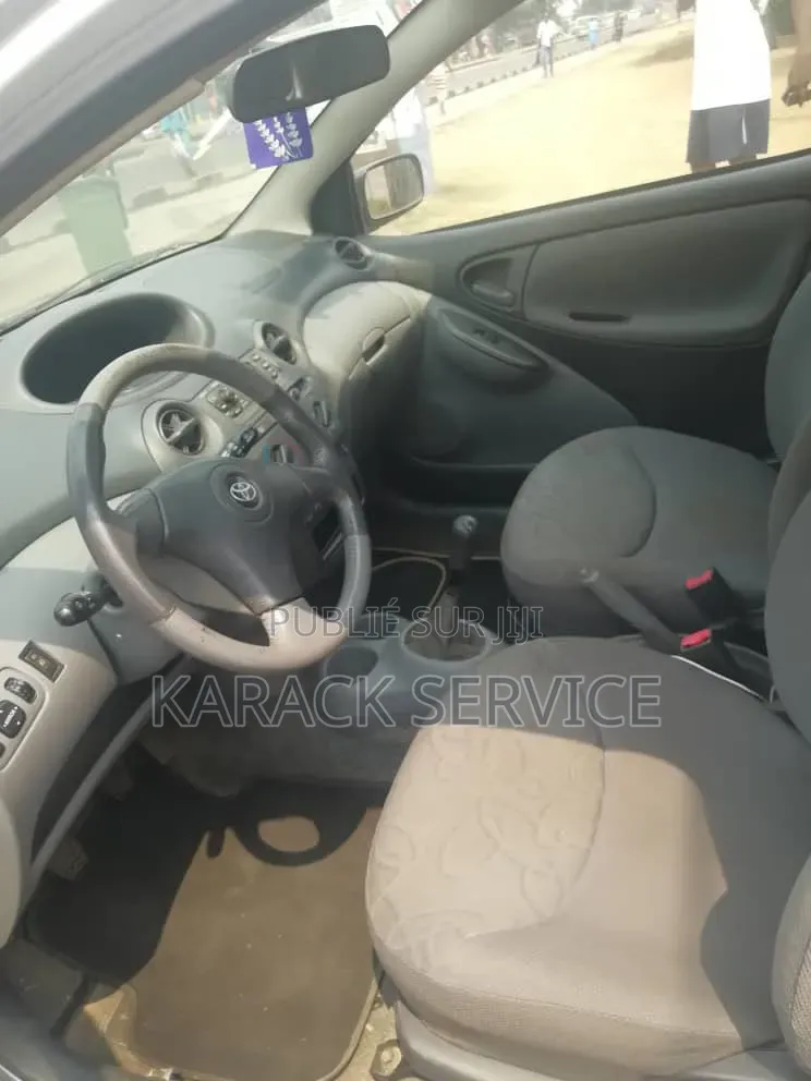 Toyota Yaris 2017 Gris