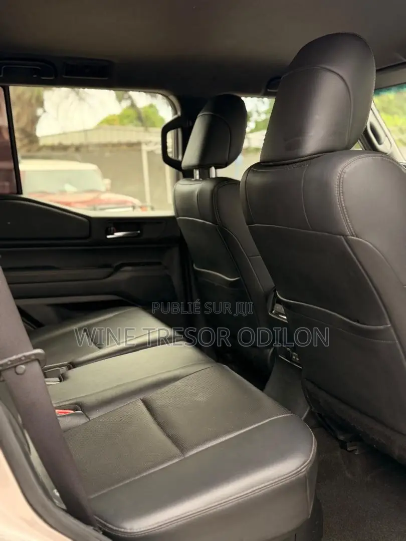 Toyota Land Cruiser Prado 2.4 Petrol 2025 Gris
