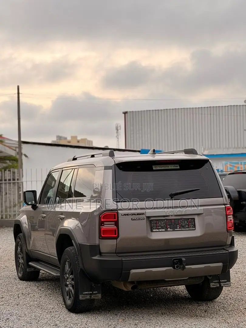 Toyota Land Cruiser Prado 2.4 Petrol 2025 Gris