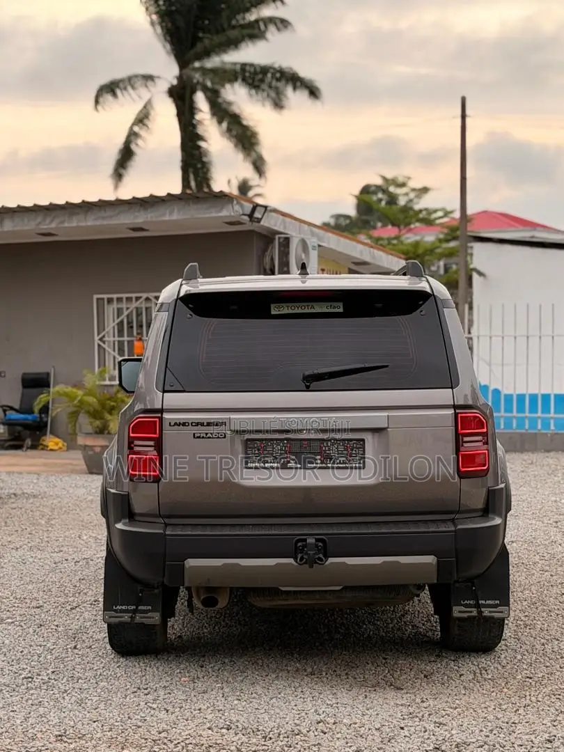 Toyota Land Cruiser Prado 2.4 Petrol 2025 Gris