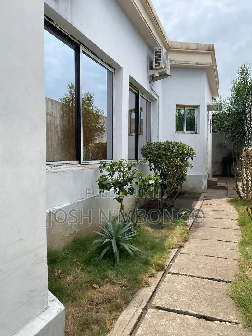 Meublé 4chbre Duplex dans Ngoyo à Vendre