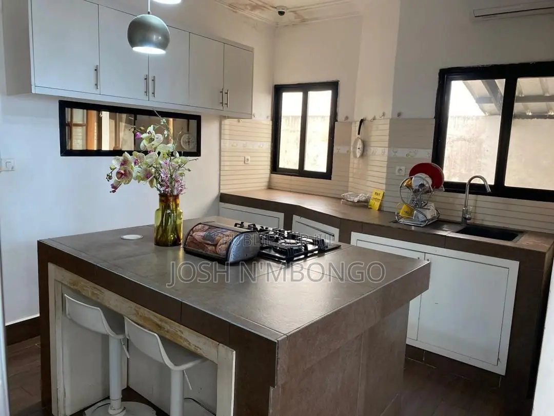 Meublé 4chbre Duplex dans Ngoyo à Vendre