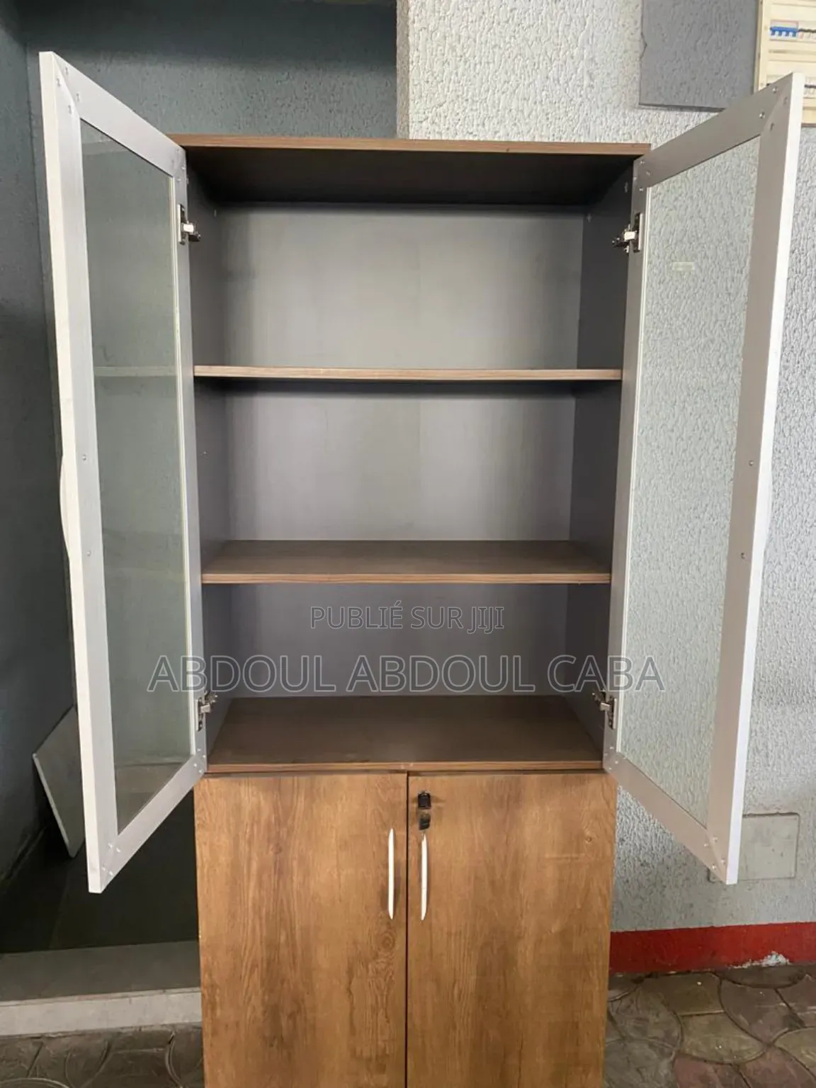 Armoire Vitrée De Rangement en Très Bon État