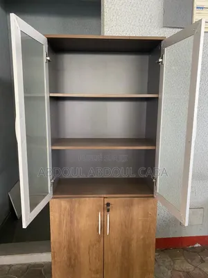 Armoire Vitrée De Rangement en Très Bon État
