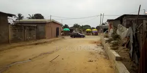 220 M2. (Congo Brazzaville). 12 000 000 F Cfa Ouvert Quartier Culote