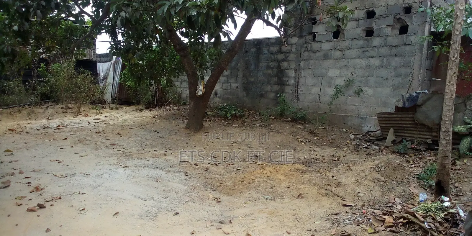 220 M2. (Congo Brazzaville). 12 000 000 F Cfa Ouvert Quartier Culote