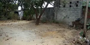 220 M2. (Congo Brazzaville). 12 000 000 F Cfa Ouvert Quartier Culote