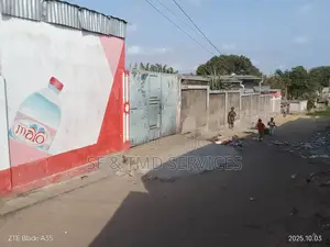 Boutique + Parcelle À Vendre