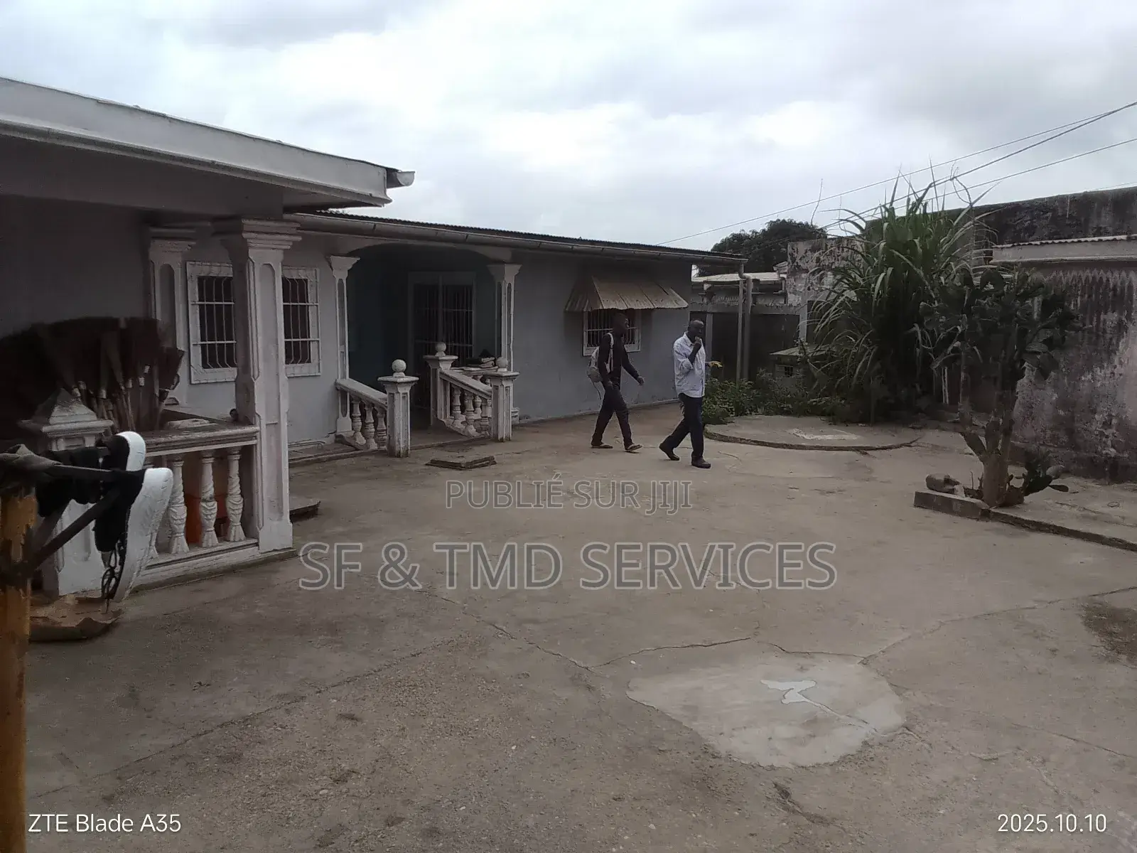 Boutique + Parcelle À Vendre