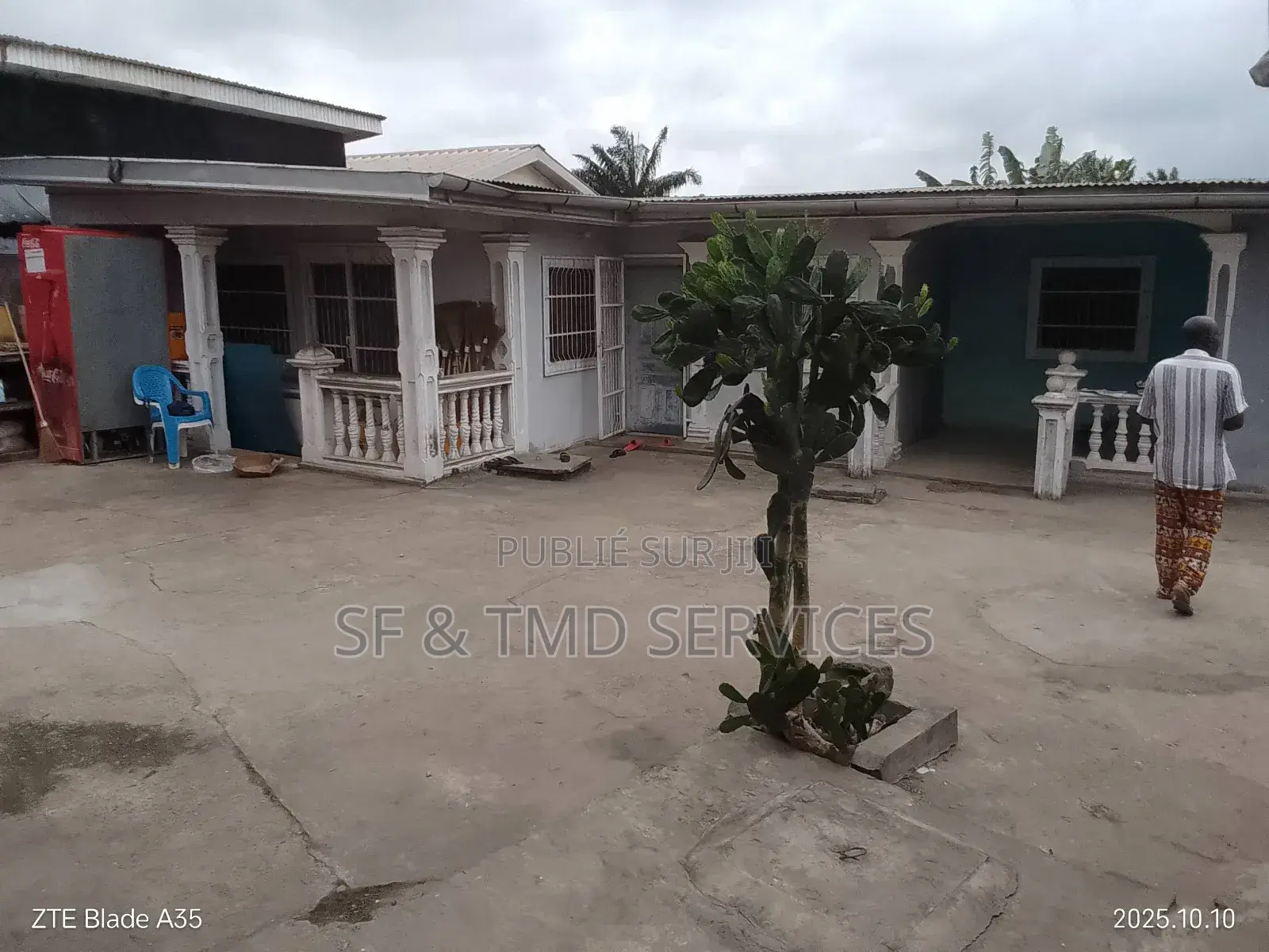 Boutique + Parcelle À Vendre