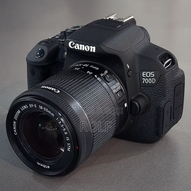Boitier Canon 700D + 18-135mm