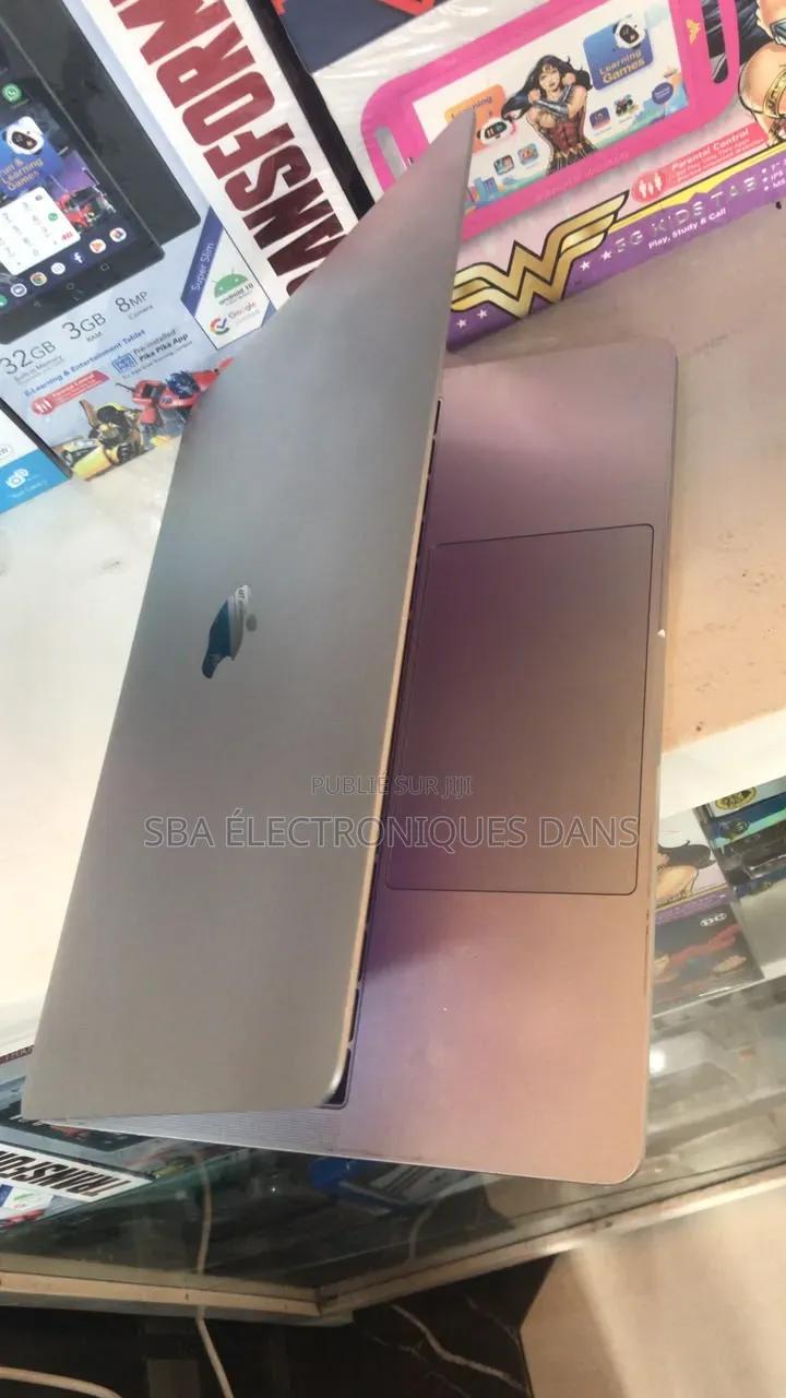 Ordinateur portable Apple MacBook Pro 2017 16GB Intel Core i7 SSD 512GB