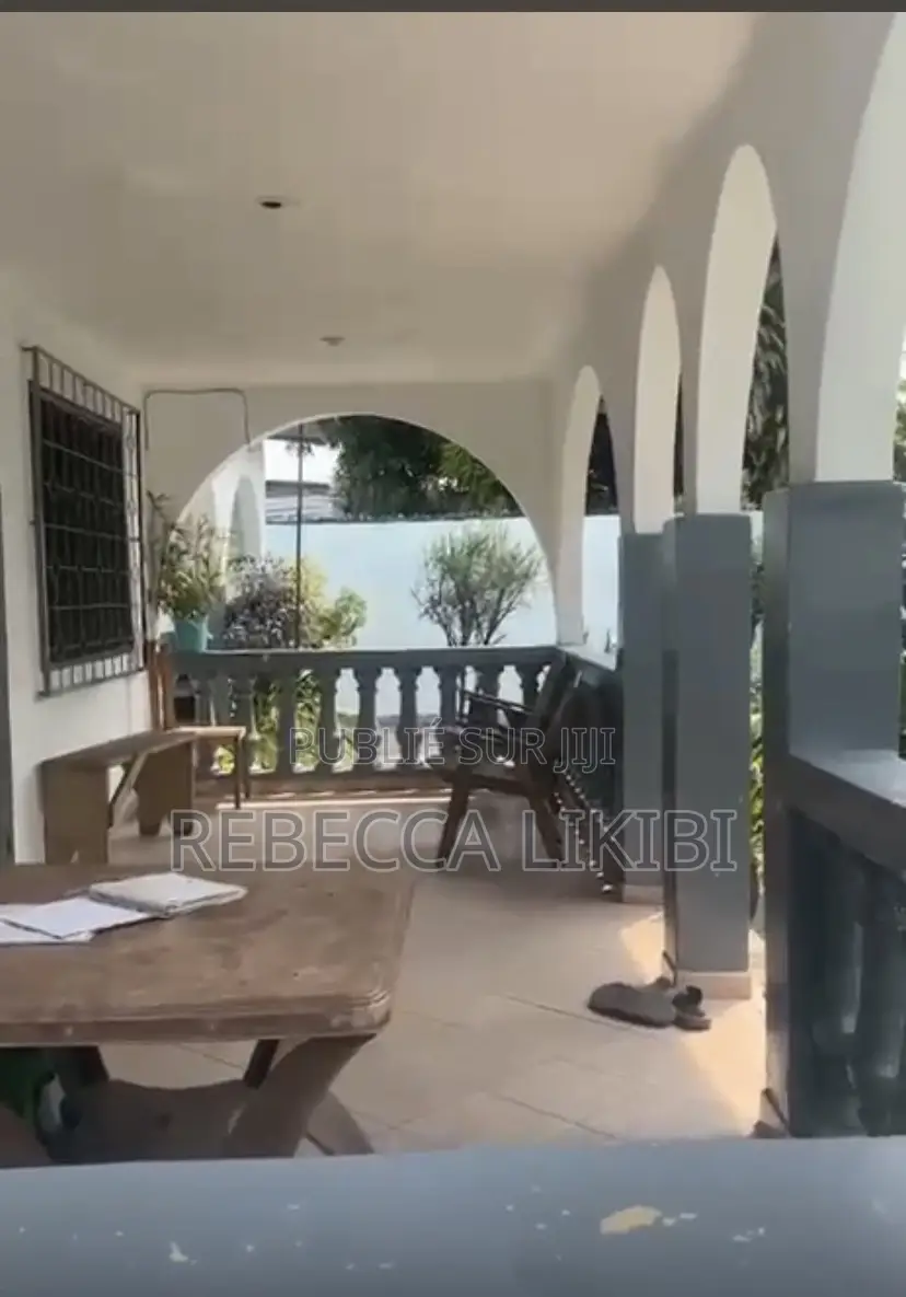 Meublé 5chbre Villa dans Villa Moderne Avec 5, Mfilou-Ngamaba à Vendre