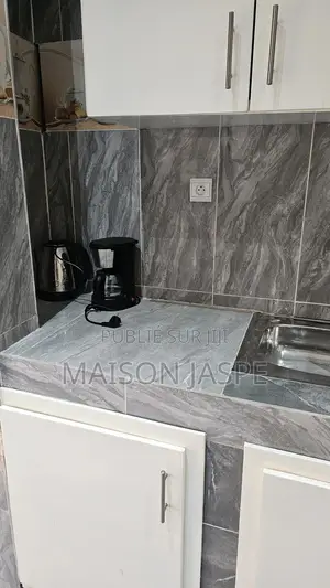 Furnished 2chbre Appartement dans Maison Jaspe, Moungali à Louer