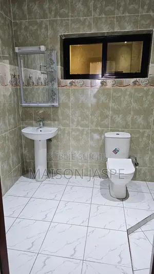 Furnished 2chbre Appartement dans Maison Jaspe, Moungali à Louer