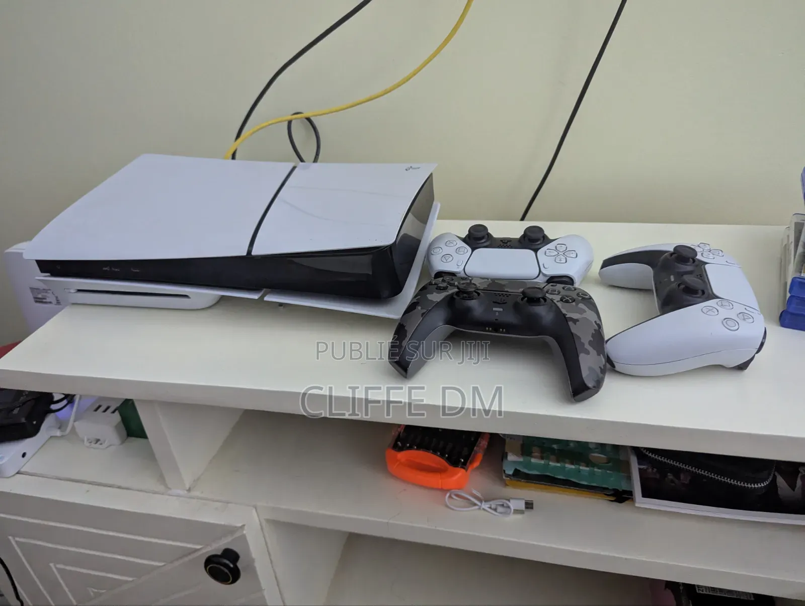 PS5 Slim Avec 3 Manettes Et 5 Jeux