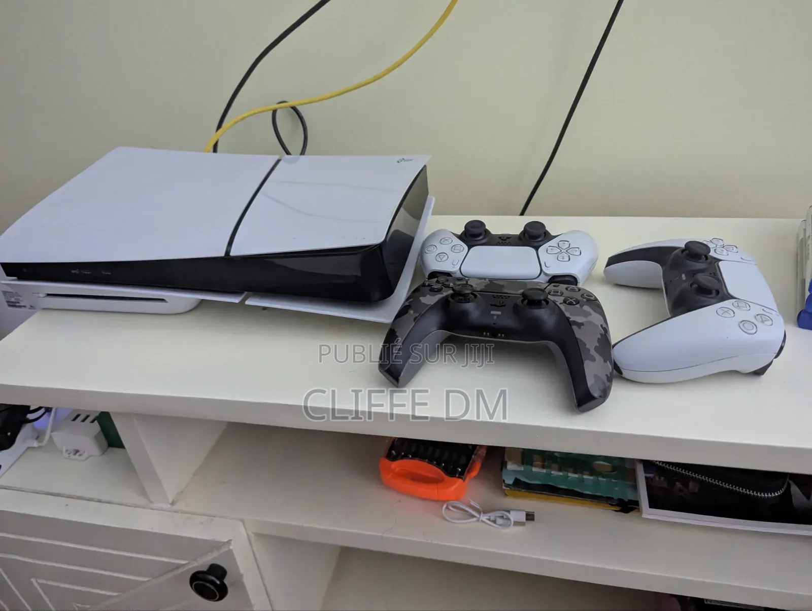 PS5 Slim Avec 3 Manettes Et 5 Jeux