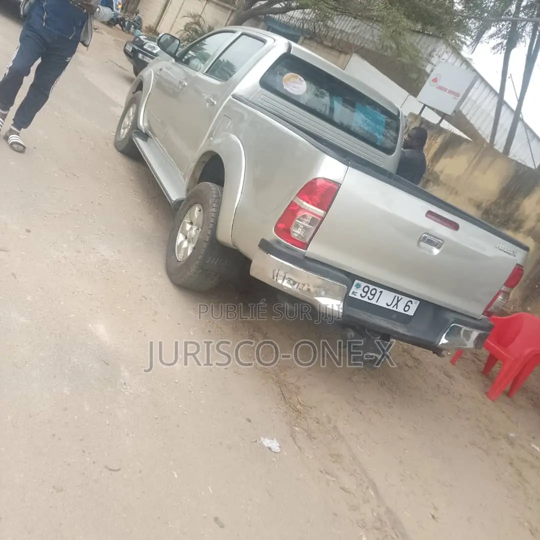 Toyota Hilux 2020 Gris