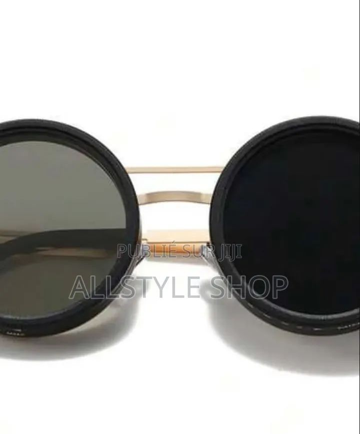 Une Paire De Lunettes