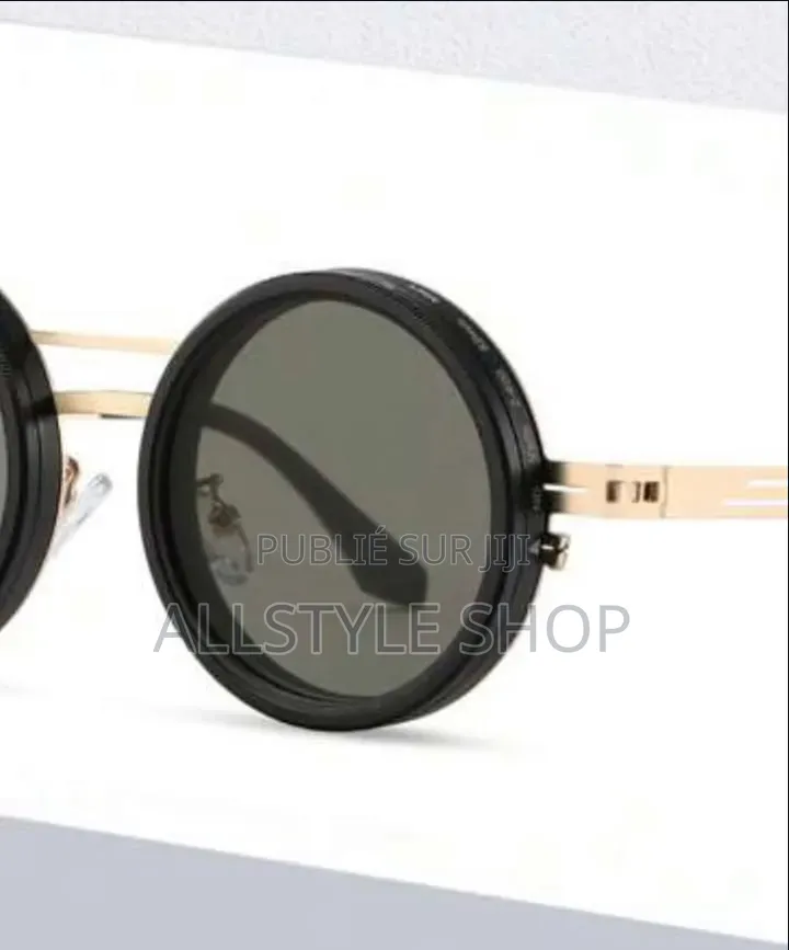 Une Paire De Lunettes