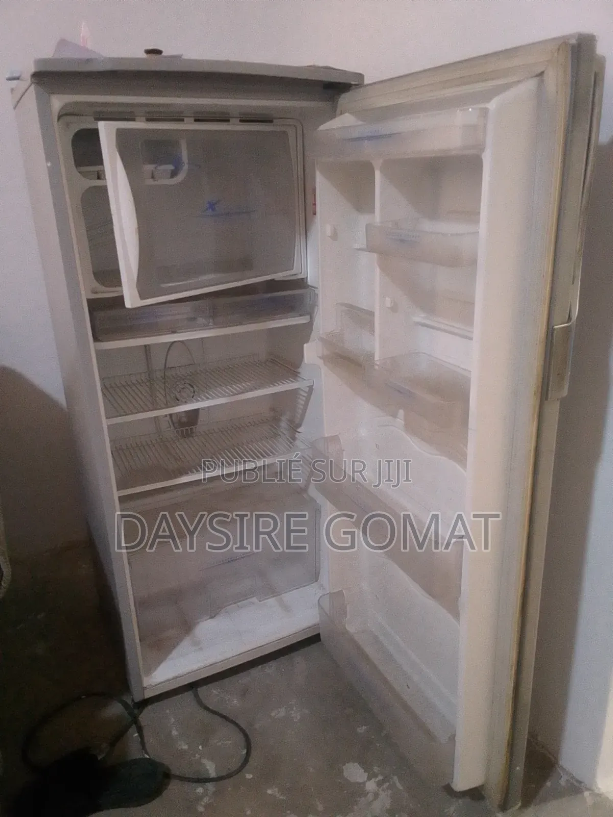Un Frigo SHARP De Taille Moyenne (190 Littres)